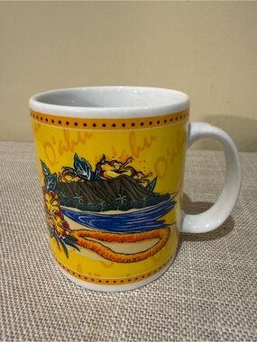 Vintage Hilo Hattie O'ahu Hawaii Coffee Mug Yellow Diamond Head 2002 Read